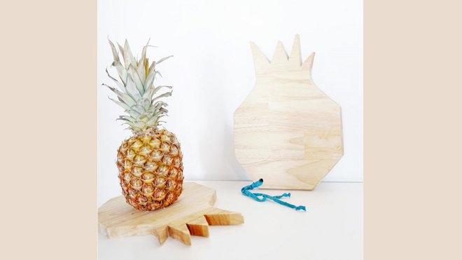 Très tendance, une planche à snacker ou à tartiner en forme d'ananas. En hêtre lamellé-collé. Fait-main. 20 €. Planche Tropical Ananas. Nouvelle Bossa Studio.