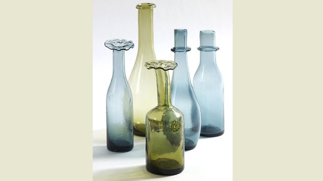 Pour mettre des fleurs ou simplement décorer, des vases en verre coloré vert ou bleu. H 23 ou 29 cm. A partir de 17 €. Maison Aimable.