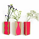 Le vase trompe l'œil en carton recyclé sérigraphié est un moyen amusant d'habiller les bouteilles usagées. A monter soi-même. H 33,5 cm. Disponible en 2 couleurs et 3 motifs. 12,90 €. Pied de Poule.