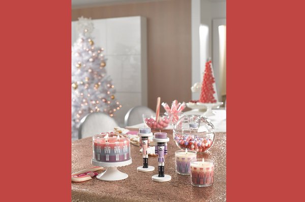 La collection de bougies Just Desserts se pare de nouveaux parfums, Berlingot Prune et Cupcakes. Sans oublier les parfums Tatin d'ananas, Marshmallow et menthe et Macaron citron vert. 25,90 € la bougie. Le pot à 3 mèches (une couche de chaque fragance), 34,90 €. PartyLite.