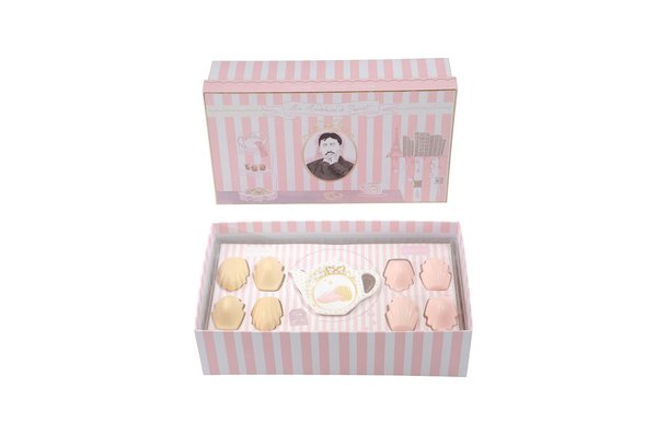 Les parfumeurs de Grasse se sont inspirés de la recette de la madeleine pour mettre au point ces savons à croquer. Senteurs madeleine citronnée ou gingembre thé blanc. 39 € la boîte de 12. Savons Madeleines à croquer. Atelier Catherine Masson.