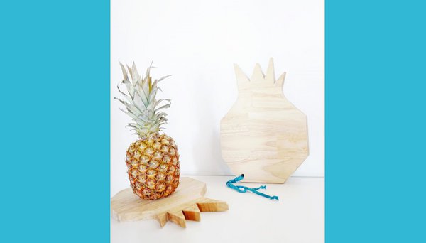 Pour les tartines, ou l'apéritif, une planche en hêtre lamellé-collé, 100% fait main. 25 x 16 cm. 20 €. Planche Tropical Ananas. Nouvelle Bossa Studio.