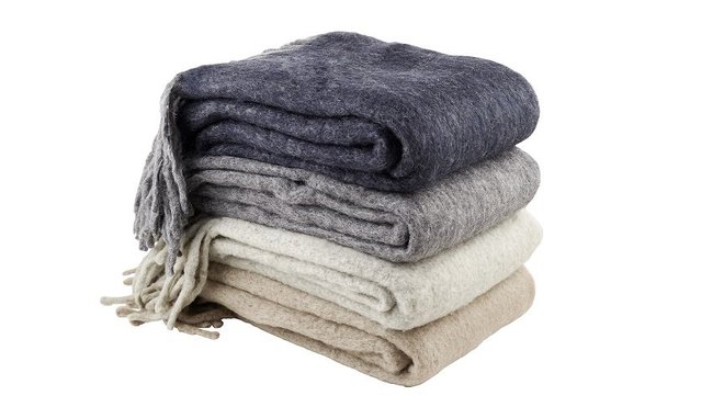 Tout doux, un plaid en mohair et bambou. 130 x 170 cm 85 €. L’armoire de Camille.