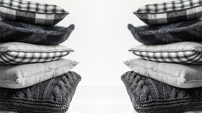 Un coussin fabriqué en laine peigné, très doux. 50 x 50 cm 34 €. Coussin cosy laine à rayures HK Living. Etoile and Company.