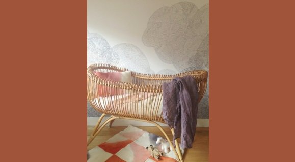 Le tapis de sol pour bébé est en laine mérinos. Revers en coton bio, rembourrage molleton de coton bio. Fabrication et teinture végétale en France. 75 x 75 cm 99 €. Couverture Woji. Whole.