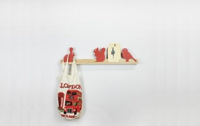 Un porte-manteau en hêtre massif écogéré et MDF teinté. 70 x 15 x 5 cm 55 €. Etagère Dans la forêt. Reine Mère.