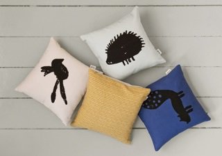 Une touche de tendresse avec ces coussins renard, hérisson, lapin et oiseau. Housse 100 % coton bio. Rembourrage en plume de canard. Motif imprimé à la main. Lavage à 30°. 30 x 30 cm 34 €. Ferm Living chez www.goodobject.me