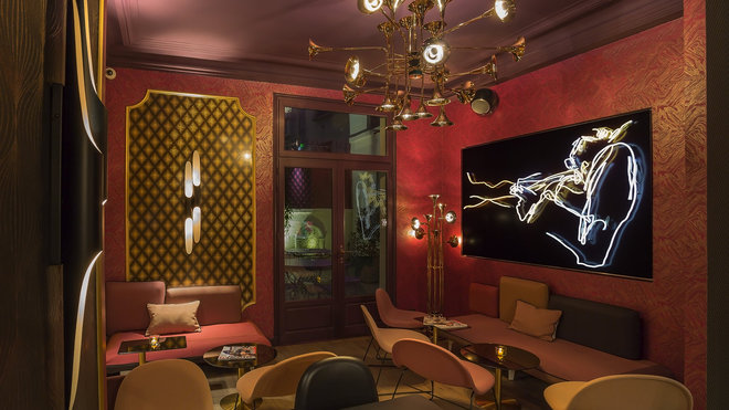 Dans le lobby “musical”, surplombant les piles de vinyles, la collection des suspensions sculpturales “Clark”, signées de l’éditeur DelightFull, en laiton trempé dans un bain d’or, détourne la trompette, le trombone et l’orgue de leur fonction purement musicale, et annoncent la partition qui va se jouer dans l’hôtel. Au mur, néon lumineux sculpté par l’artiste Julie Gauthron et intitulé “Le Son de la Trompette”.