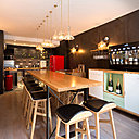 Ambiance inspirée d’un bar américain dans la salle de petit-déjeuner.