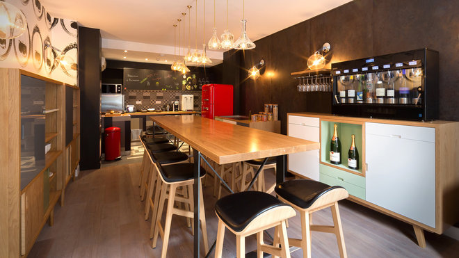 Ambiance inspirée d’un bar américain dans la salle de petit-déjeuner.