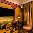 Savant mixage de styles pour cette chambre au look 60’s et 70’s brisé par le lampadaire d’esprit vintage 50’s.