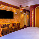 Cocktail de motifs blanc sur fond coloré rouge et jaune pour la chambre Light My fire, version rouge.