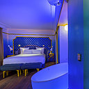 Suite Blue Sunshine équipée d’une baignoire lumineuse.