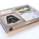 Le coffret Star Wars -25 objets intergalactiques en perles à repasser paru aux éditions Larousse contient, des perles, des plaques et 1 livret d'explications