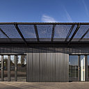 L’auvent perforé filtre les rayons du soleil et génère diverses ombres suivant les saisons.