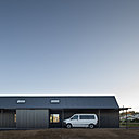 L’auvent est prolongé au droit du mur permettant d’abriter le véhicule, et de créer en outre un porche. A cet endroit, des gravillons noirs remplacent le carrelage extérieur.