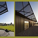 Un léger débord de toiture remplace la pose traditionnelle des pièces de rive. Une simple patte d’assemblage se substitue aux pièces d’angles industrielles.