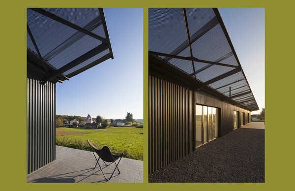 Un léger débord de toiture remplace la pose traditionnelle des pièces de rive. Une simple patte d’assemblage se substitue aux pièces d’angles industrielles.