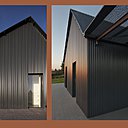 La découpe de la tôle dissimule les menuiseries extérieures. La tranche étant coupante, la tôle se replie à l’arrêt du bardage.