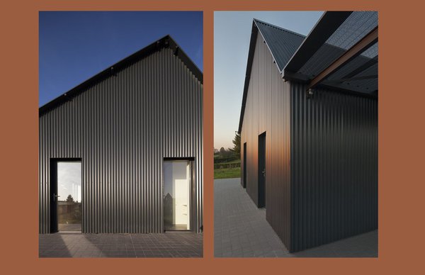 La découpe de la tôle dissimule les menuiseries extérieures. La tranche étant coupante, la tôle se replie à l’arrêt du bardage.