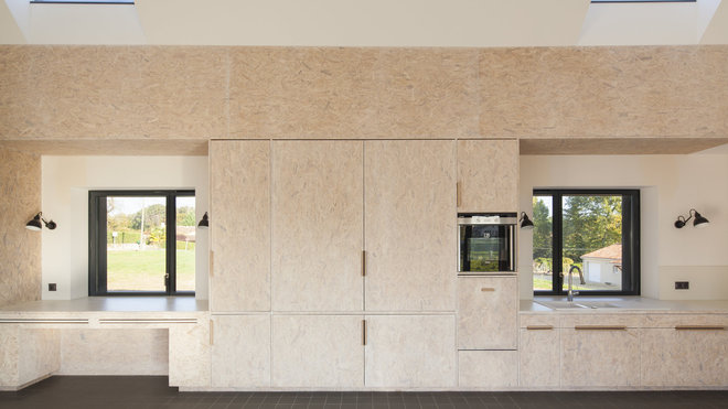 La vaste pièce à vivre a été habillée d’une cuisine sur mesure qui recouvre tout un mur. Deux puits de lumière, l’un au-dessus du plan de travail de la cuisine, l’autre au-dessus du bureau, viennent compléter l’éclairage latéral.