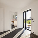 Aux précieuses harmonies de l’extérieur s’oppose la clarté intérieure. Les espaces à vivre de la maison sont tournés vers le jardin, via les vastes baies vitrées cadrant le paysage. Les vantaux dissymétriques ajoutent une note de sophistication.