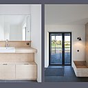 Le mobilier intégré est conçu en contreplaqué de bouleau clair associé à de l’OSB peint en blanc.