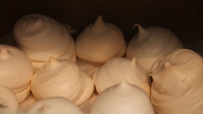 La meringue est une confiserie à base de blancs d’œufs et de sucre. Elle sert de base ou d’accompagnement à de nombreuses pâtisseries comme le vacherin, les tartes, la glace.