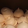 La meringue est une confiserie à base de blancs d’œufs et de sucre. Elle sert de base ou d’accompagnement à de nombreuses pâtisseries comme le vacherin, les tartes, la glace.