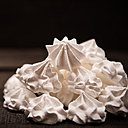 La meringue suisse est très utilisée pour la pâtisserie et la confection de décors en raison de sa consistance plus ferme que les autres techniques de préparation.