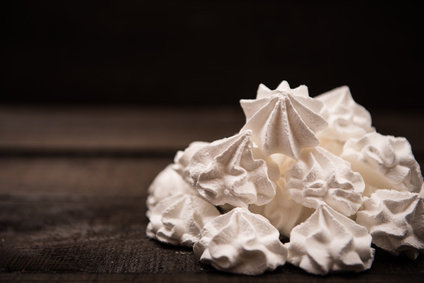 La meringue suisse est très utilisée pour la pâtisserie et la confection de décors en raison de sa consistance plus ferme que les autres techniques de préparation.