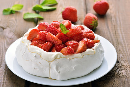 La meringue sait s’adapter et varier les plaisirs. Pour cela, elle n’aura pas fini de vous surprendre ! Ici, une meringue dans une pavlova, meringue en forme de cercle, qui une fois refroidie, est garnie de crème chantilly et de fruits frais.