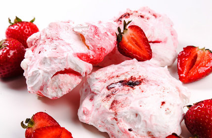 La meringue dite aux fruits se prépare selon la même technique que la meringue italienne. La différence repose sur le sucre qui se voit substituer à 50% par de la confiture ou un mélange de jus et pulpe de fruits. Cela permet de donner un goût différent à sa meringue.