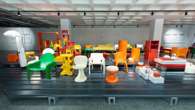 Dans l’espace d’exposition permanente, des pièces maîtresses des années 1960, qui mettent en évidence le fonctionnalisme pop,  présentées à la façon d’une chaîne de production. Dans la fabrication des objets et meubles en plastique, l’usage des formes aux angles arrondis facilite le démoulage lors de la fabrication des pièces en plastique.