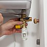 Etape 7 : Installez le groupe de sécurité (il permet de vidanger le chauffe-eau, de couper l’alimentation d’eau et il contrôle la pression à l’intérieur de l’appareil en le vidangeant au goutte à goutte lorsque la pression est trop forte.). Puis serrez jusqu'à blocage avec une clef plate, sans forcer.