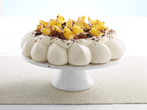 Nouvelle pâtisserie parisienne consacrée à l’univers de la meringue, la Meringaie propose des déclinaisons de meringues françaises moelleuses à souhait surmontée de crème fouettée parfumée et de fruits frais.