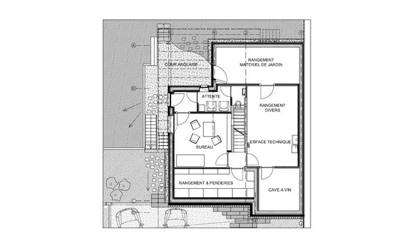 Plan du rez-de-jardin qui accueille un espace professionnel totalement indépendant des pièces de vie privées situées aux niveaux supérieurs.