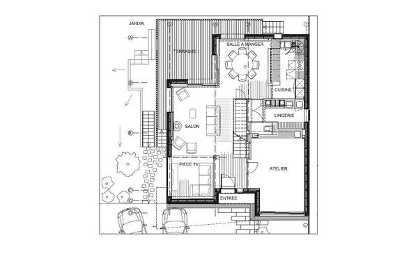 Plan du  rez-de-chaussée côté rue qui accueille les pièces de vie communes et un atelier de travail pour l’un des propriétaires.