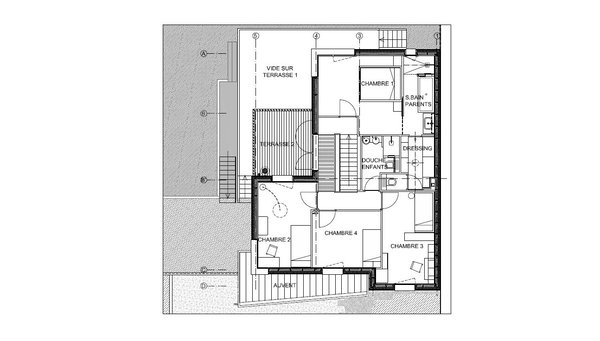 Plan de l'étage et troisième niveau d’habitation qui réunit les chambres parents et enfants, les salles de bains et le dressing. À cet étage, les pièces sont à nouveau agencées autour de l’escalier : d’un côté la suite parentale, de l’autre les trois chambres d’enfant avec leur salle de bains. Les pièces d’eau se superposent dans un bloc central qui simplifie l’organisation des gaines techniques et limite les coûts.