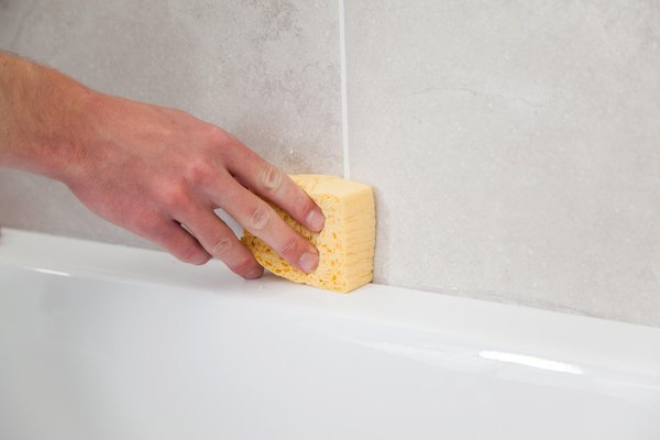 Etape 3 : Ensuite, nettoyez à l'éponge avec un peu de solvant.