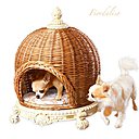 Cuccioletto est une marque russe spécialisée dans les accessoires d’animaux domestiques de luxe. Inspirés du XVIIIème et XIXème siècles, ces dogbeds sont faits main. Leurs styles classiques et contemporains se marient parfaitement au décor de votre intérieur. Pratiques, ils sont tous déhoussables et lavables en machine. Leur conception en coton mélangé les rend doux au toucher.