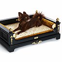 Le lit Orchidea de Cuccioletto est conçu pour les chiens de petite et moyenne taille ayant le goût du luxe ! Ce lit douillet respecte un parfait style du XVIIIème siècle. L'ensemble du dogbed inclut deux couvercles amovibles pour le matelas et, si vous le souhaitez, des coussinets et des traversins. Le lit est personnalisable ; en outre vous pouvez choisir les finitions, le tissu, ainsi que la couleur idéale pour être en totale adéquation avec votre décoration d’intérieure.