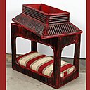 On trouve sur le site de vente 1stdibs plusieurs dogbeds crées par différents designers. Celui-ci au style chinois avec son bambou peint a été élaboré par Paul Marra. Le dessus du lit est modulable. Et pour le côté pratique, le toit s’ouvre pour offrir des rangements aux jouets de votre chien. Il faudra débourser 794,30 € pour cet adorable lit canin en bambou.