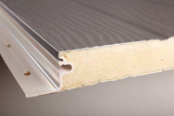 Panneau avec ses différentes épaisseurs (parement aluminium, Isolant PIR, pare-vapeur).