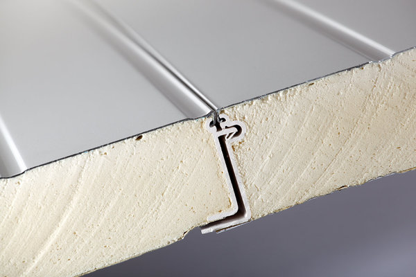 Le procédé d’emboîtement en PVC co-extrudé permet une pose rapide et simple avec un joint invisible pour un rendu uniforme sur toute la façade.