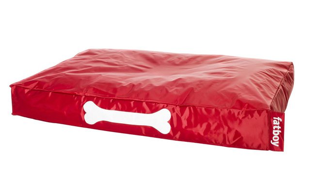 Designé par Alex Bergman ce Dogbed fut créé par Fatboy, bien connu pour ses poufs XXL. Désormais, Fatboy pense également aux chiens avec sa gamme Doggielounge qui leur est consacrée. Par ailleurs, ces poufs canins sont utilisables aussi bien à l’intérieur qu’à l’extérieur grâce à leur housse en nylon étanche et anti-salissures. Lavable en machine et disponible en plusieurs coloris, ce Doggielounge offrira tout le confort nécessaire à votre ami à quatre pattes pour 109,96 € sur Made in Design. Designé par Alex Bergman ce Dogbed fut créé par Fatboy, bien connu pour ses poufs XXL. Désormais, Fatboy pense également aux chiens avec sa gamme Doggielounge qui leur est consacrée. Par ailleurs, ces poufs canins sont utilisables aussi bien à l’intérieur qu’à l’extérieur grâce à leur housse en nylon étanche et anti-salissures. Lavable en machine et disponible en plusieurs coloris, ce Doggielounge offrira tout le confort nécessaire à votre ami à quatre pattes pour 109,96 € sur Made in Design.