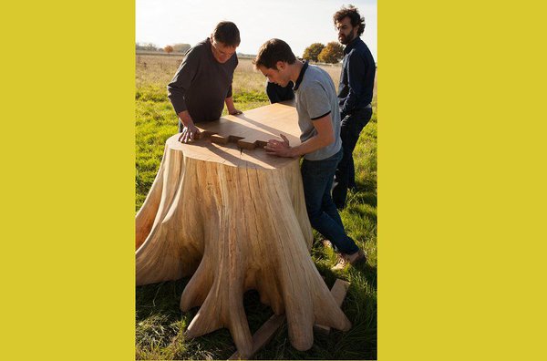 L’association Perchebois, partenaire du projet Racines carré est soucieuse d’un respect de la forêt et de mettre en valeur le savoir artisanal. C’est pour cette raison, que la table Racines carré utilise des techniques d’assemblage oubliées comme la « queue d’aronde ».