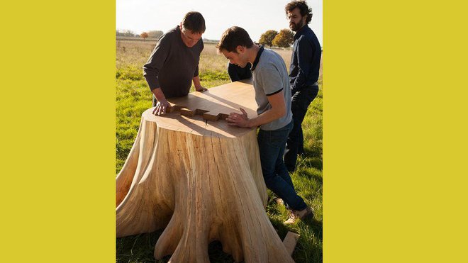 L’association Perchebois, partenaire du projet Racines carré est soucieuse d’un respect de la forêt et de mettre en valeur le savoir artisanal. C’est pour cette raison, que la table Racines carré utilise des techniques d’assemblage oubliées comme la « queue d’aronde ».