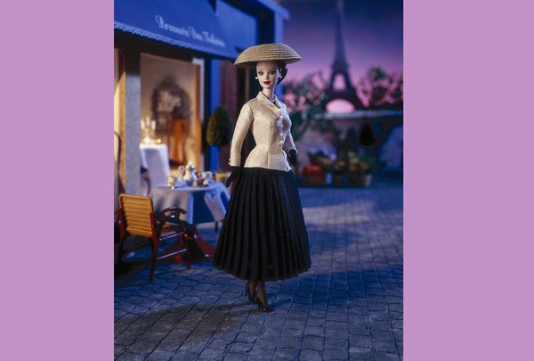 La poupée Barbie est une poupée mannequin. Il parait alors évident que cette-dernière ait porté plusieurs créations. En 1997, Dior habille Barbie pour célébrer les 50 ans du tout aussi célèbre Tailleur Bar.