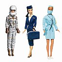 Barbie a exercé plus de 150 métiers, certains plus avant-gardistes que d’autres. Ici, Barbie est hôtesse de l’air en 1961, puis astronaute en 1965, elle devient chirurgienne en 1973 et finit par se présenter à la candidature à la présidence américaine en 1992.